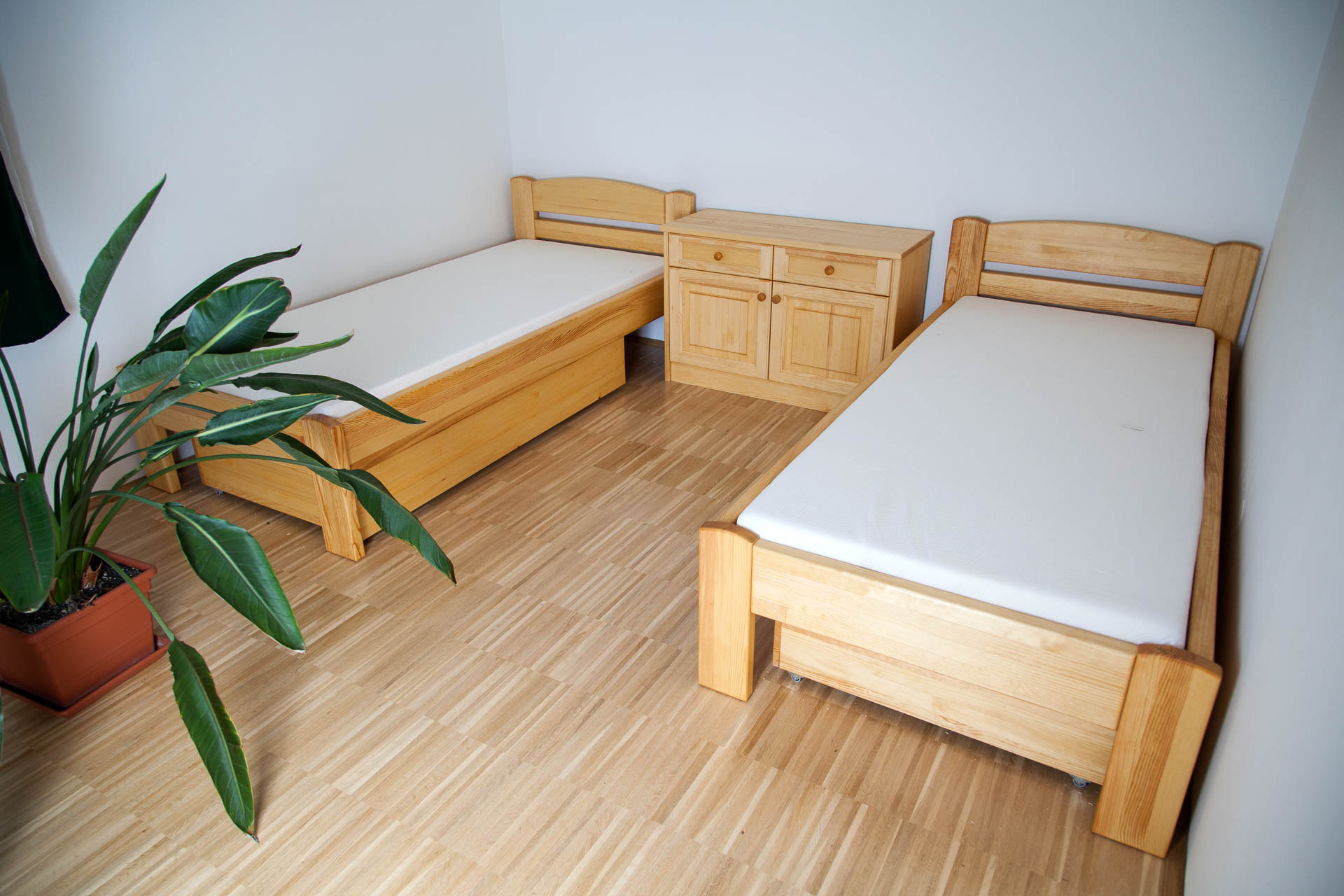 Tömörfa bútor részlet